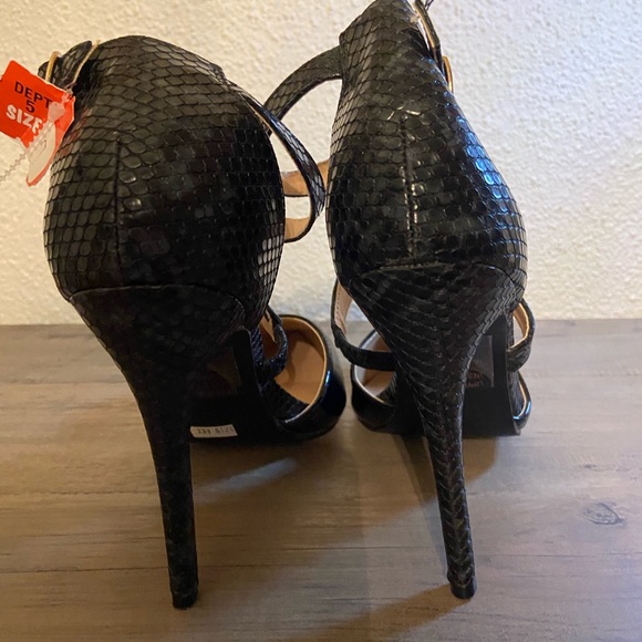 Journee Collection black leather t-strap shoes 7 - Picture 3 of 6